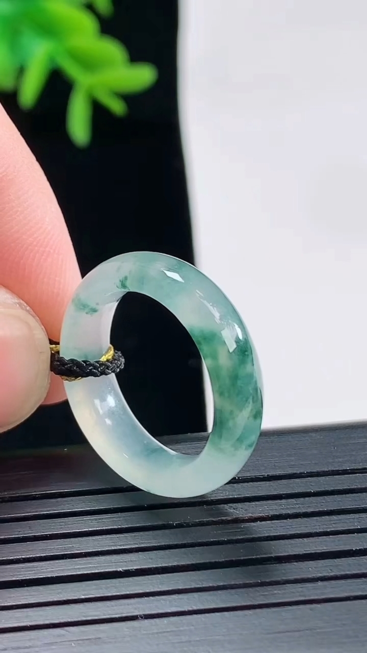 天然A货翡翠飘花玉指环 戒指，尺寸16.5-5.5-3.5重量:3.25g2026年4月27日
工厂