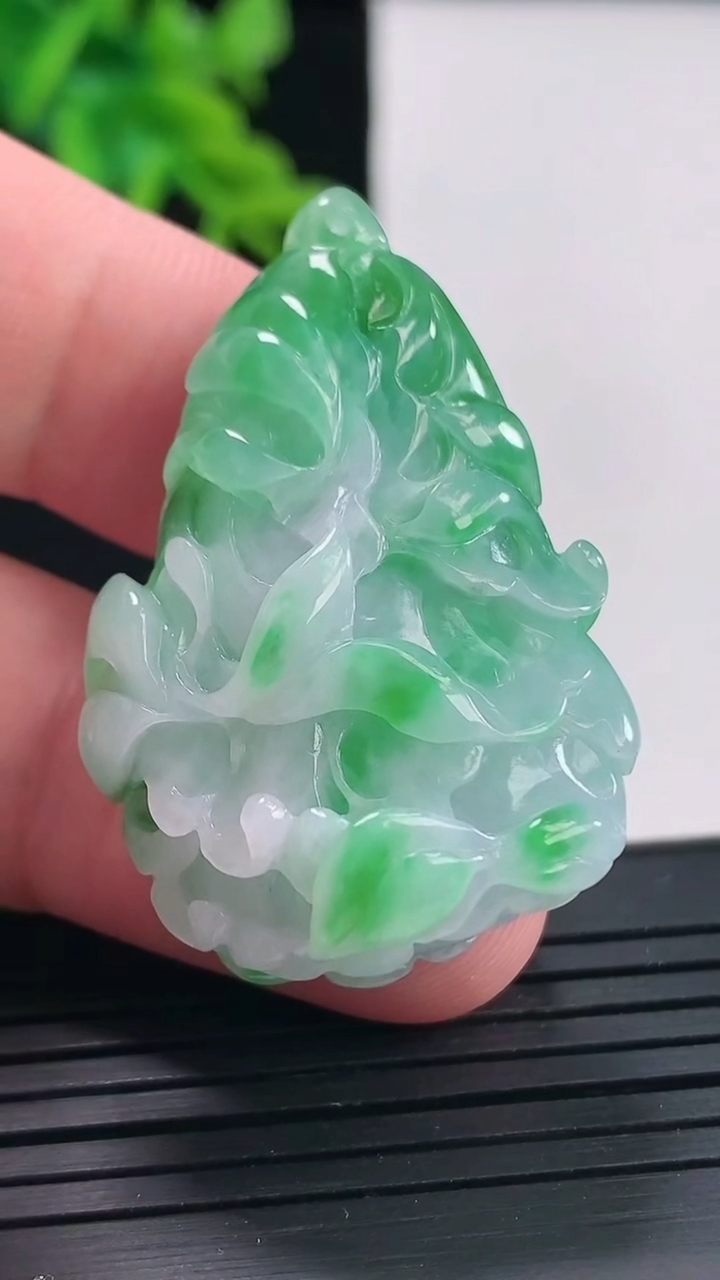 天然A货翡翠白菜吊坠，尺寸39-26.8-14.5重量:17.38g
4月27日