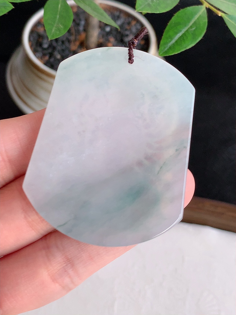 天然A货翡翠飘花一刀切千手观音吊坠 
尺寸51.5-41-6.2mm 重量27.86g 0426