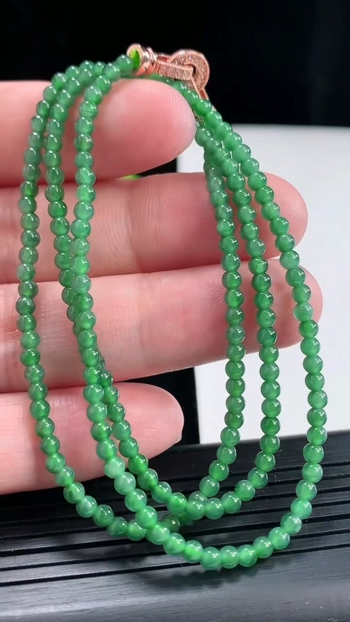 天然A货翡翠圆珠项链，尺寸3-182颗重量:9.10g4月27日
工厂直销收藏佳品,种好水足，色泽均匀，有种有色，上手高大气！
