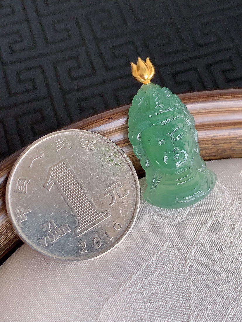 天然A货翡翠18K金扣头晴底观音头吊坠 
尺寸30.8-24.8-14-5mm 重量3.00g 0426