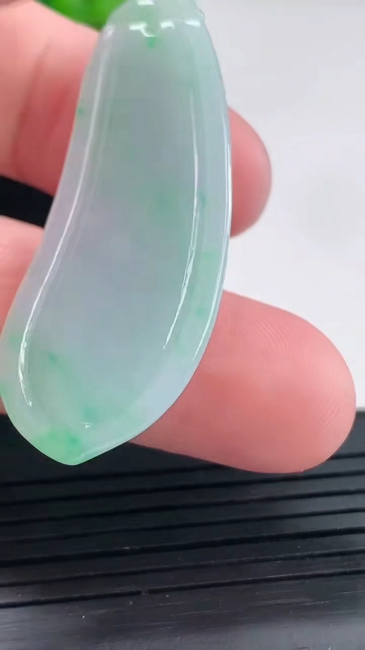 天然A货翡翠春带彩 紫罗兰福瓜吊坠，尺寸46.5-17.5-5.8重量:10.76g
4月27日