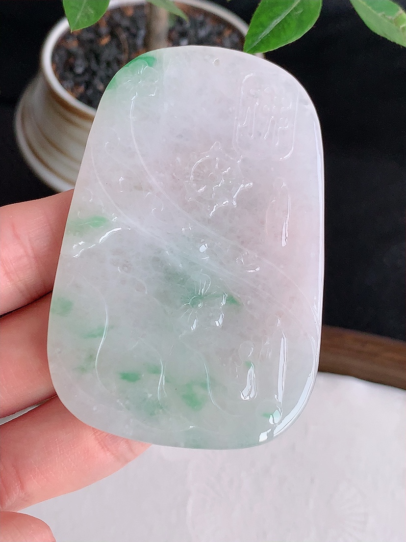 天然A货翡翠飘绿大件普贤菩萨吊坠 
尺寸71.7-46.2-7.5mm 重量57.10g 0426