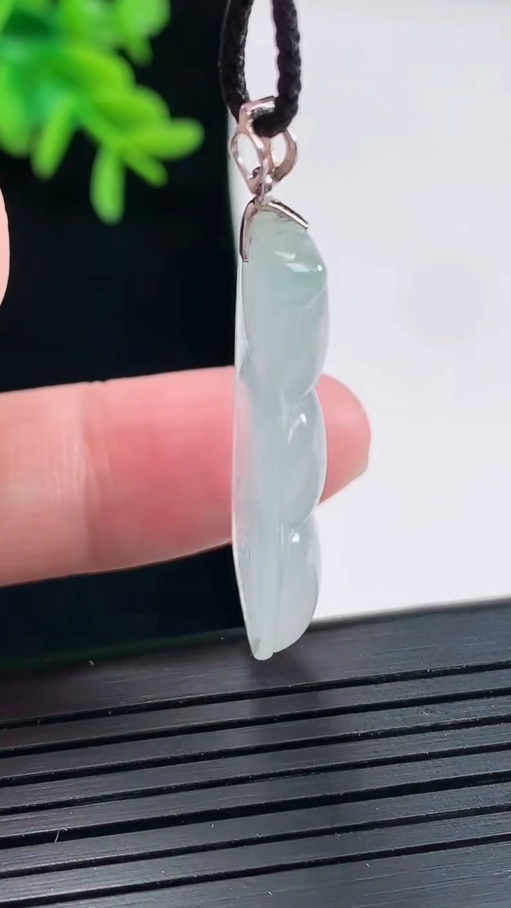 天然A货翡翠种飘花福豆吊坠，尺寸34-16.5-5.2重量:5.98g
4月27日