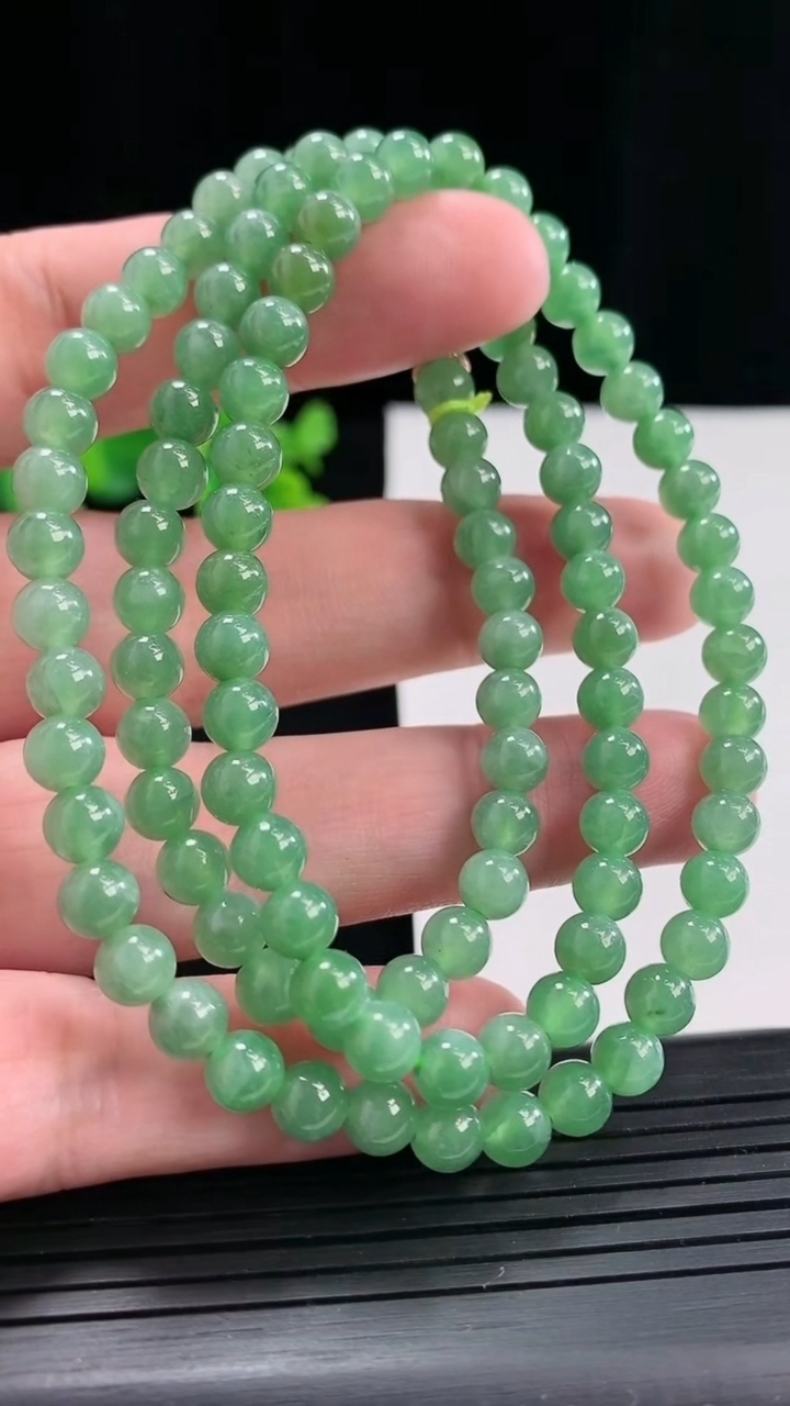 天然A货翡翠圆珠项链，尺寸6-104颗重量:35.95g4月27日
工厂直销收藏佳品,种好水足，色泽