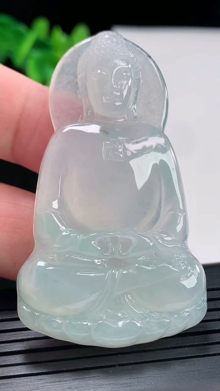 天然A货翡翠大日如来佛吊坠，尺寸60.6-35-5.5重量:21.36g
4月27日