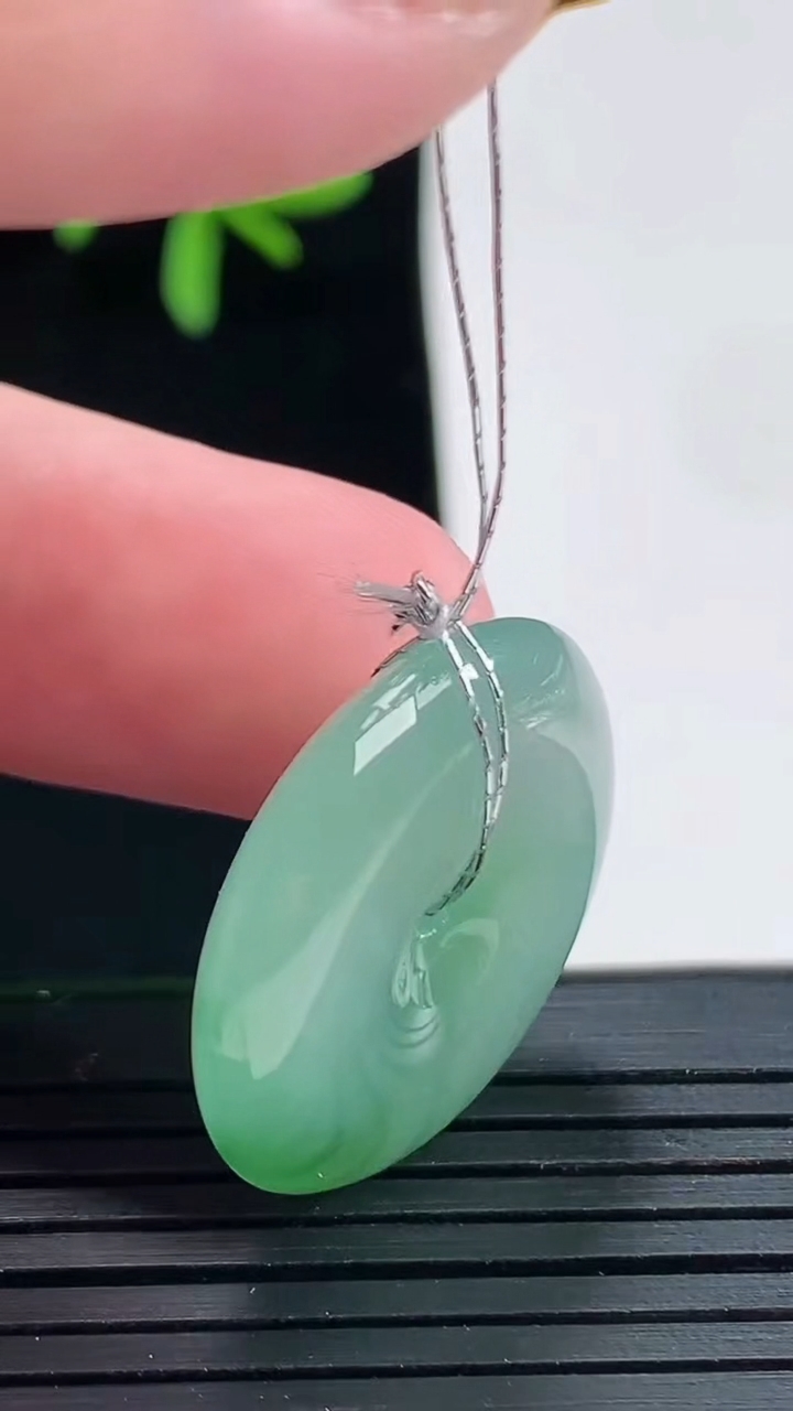 天然A货翡翠平安扣吊坠，尺寸24.5-5.8重量:7.24g
4月27日