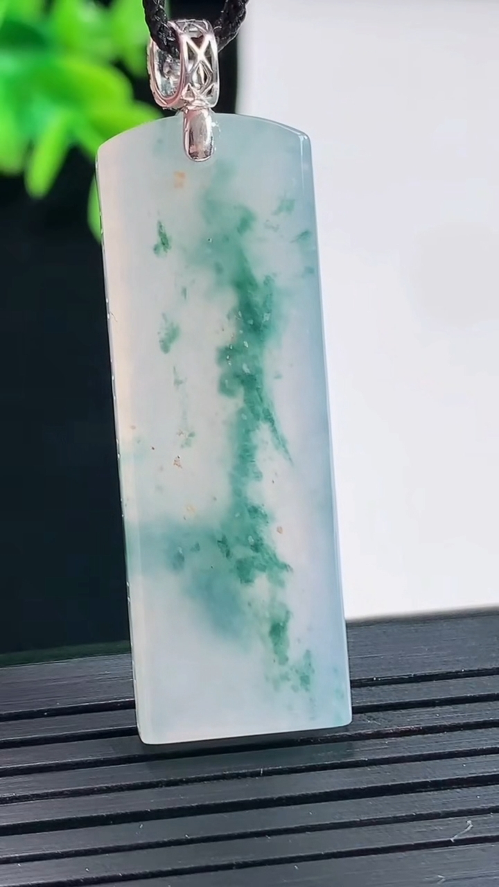 天然A货翡翠种飘花仿古无事牌吊坠，尺寸44-15-5重量:11.28g
4月27日