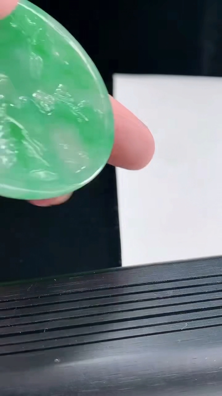 天然A货翡翠山水牌吊坠，尺寸54-5.5重量:35.31g
4月27日