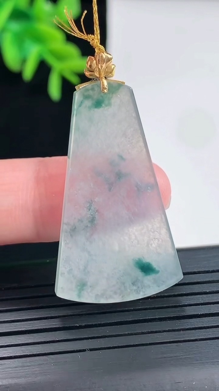 天然A货翡翠18k金飘花无事牌吊坠，尺寸38-21.6-3.3重量:6.66g
4月27日