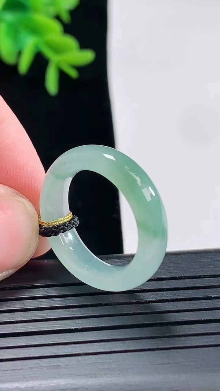 天然A货翡翠飘花玉指环 戒指，尺寸17-5.6-4重量:4.15g2026年4月27日
工厂直销收藏