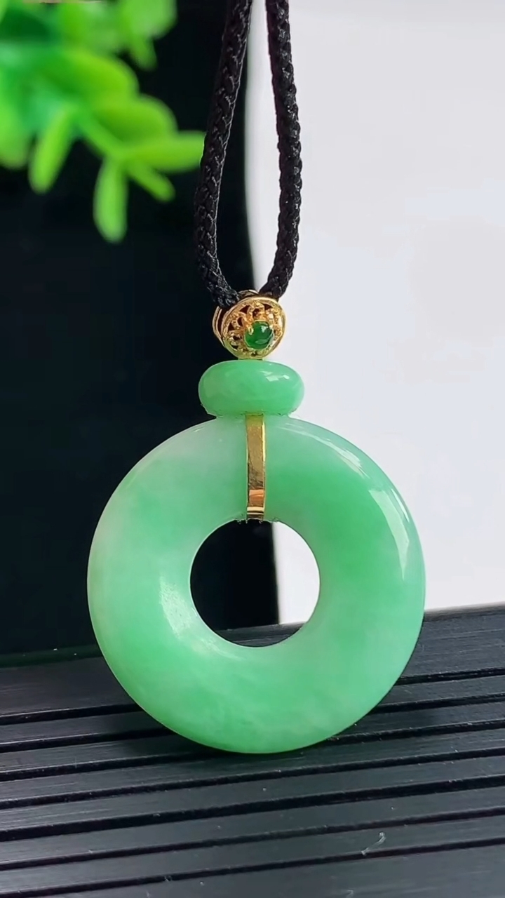 天然A货翡翠平安环吊坠，尺寸24-3.5重量:4.22g
4月27日