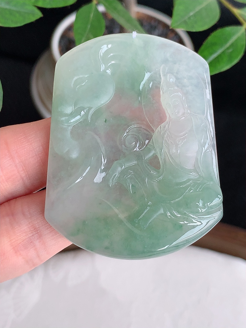 天然A货翡翠飘花普贤菩萨吊坠 
尺寸52.5-39.8-5mm 重量24.70g 0426