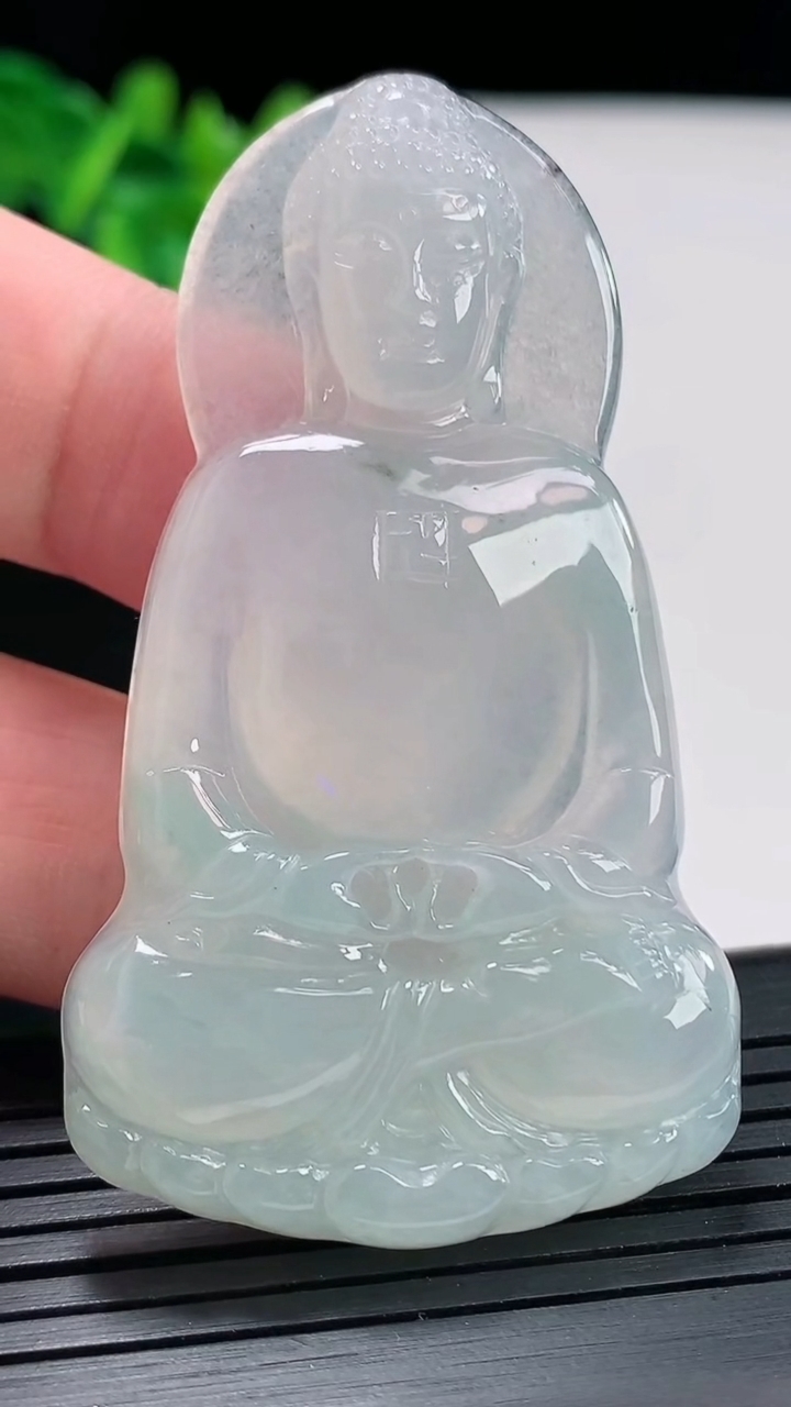 天然A货翡翠大日如来佛吊坠，尺寸60.6-35-5.5重量:21.36g
4月27日