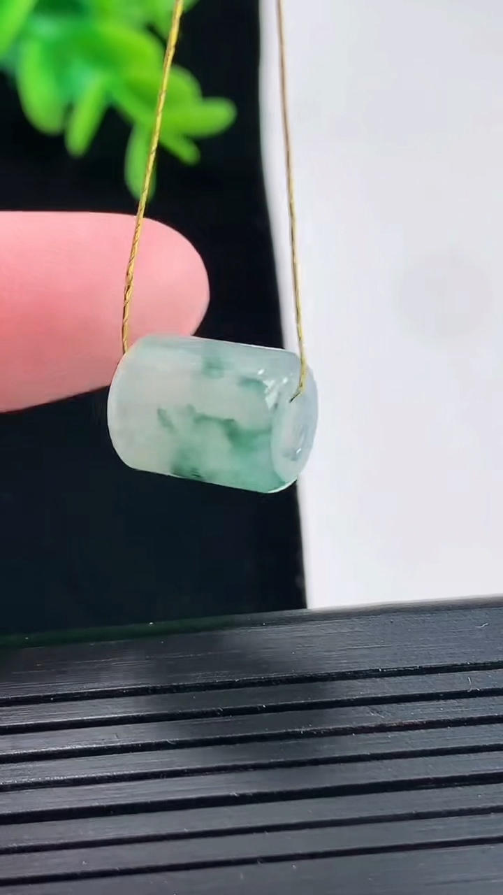 天然A货翡翠飘花路路通吊坠，尺寸12.6-10重量:2.86g
4月27日