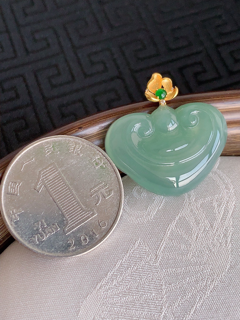 天然A货翡翠18K金扣头晴水如意吊坠 
尺寸26.6-19-26.5-5.4mm 重量5.85g 0426