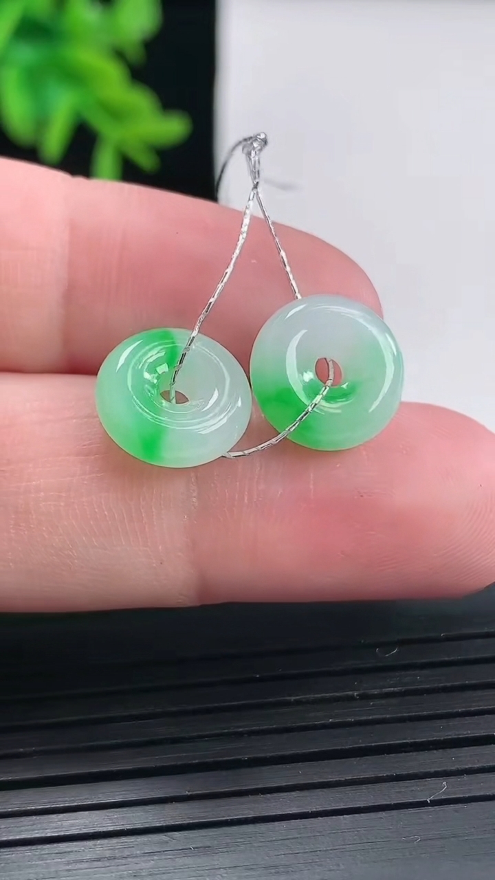 天然A货翡翠平安扣吊坠一对，尺寸12-3.8重量:2.33g
4月27日