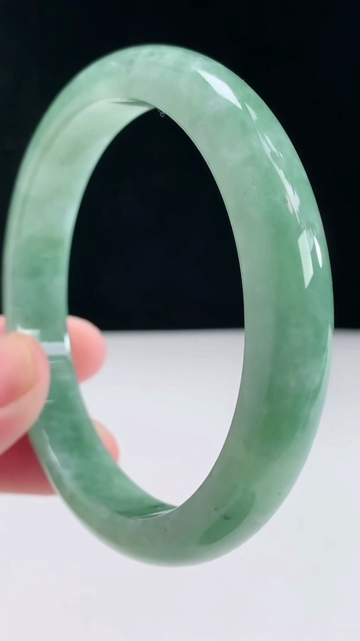 圈口66翡翠a货宽边大圈口手镯尺寸66-12.3-8.4重:66.27g2224月27日