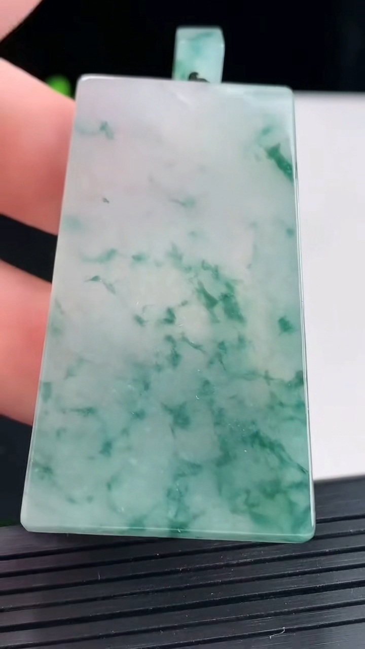 天然A货翡翠飘花无事牌吊坠，尺寸58-31.6-5.6重量:34.73g
4月27日