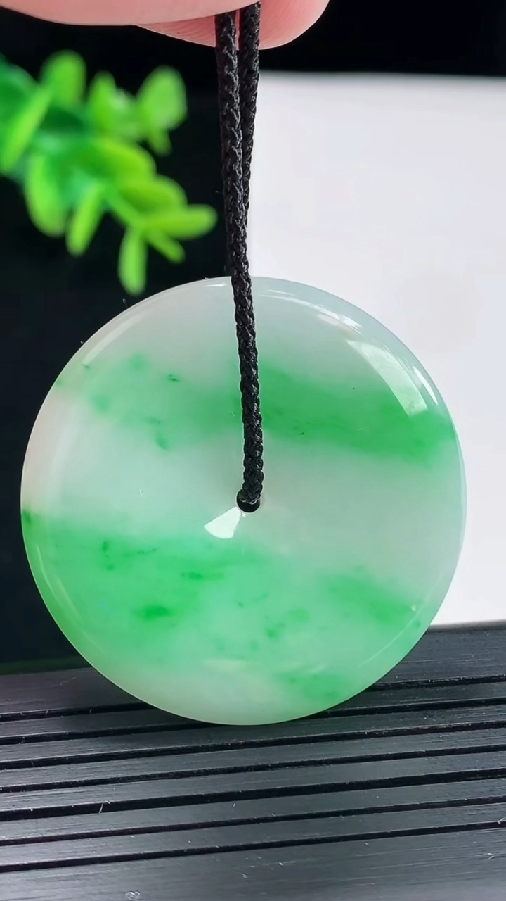 天然A货翡翠平安扣吊坠，尺寸38-5.2重量:16.50g
4月27日