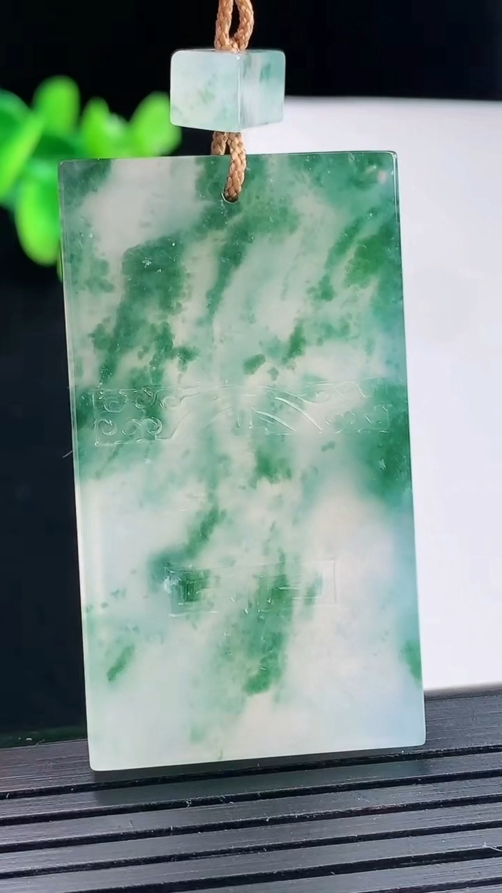 天然A货翡翠种飘花仿古无事牌吊坠，尺寸50-28-5.5重量:26.95g
4月27日