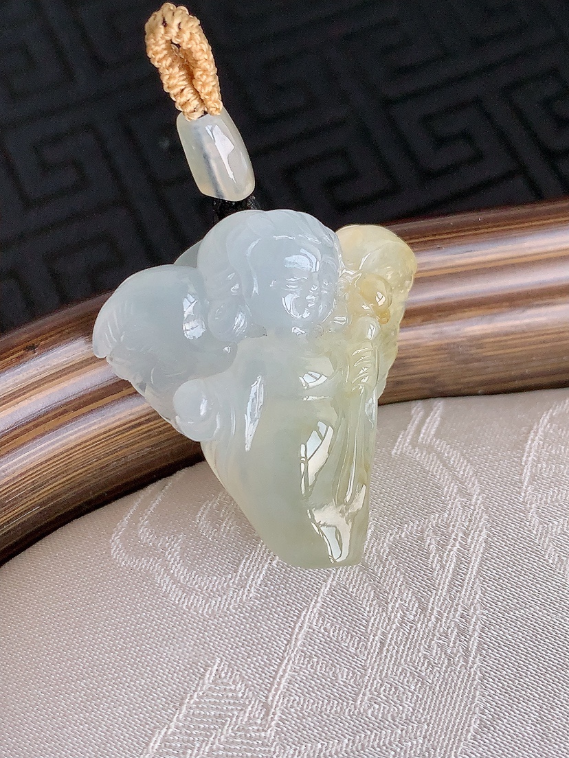 天然A货翡翠飘黄翡天使吊坠 
尺寸26.5-25-10.2mm 重量8.30g 0426