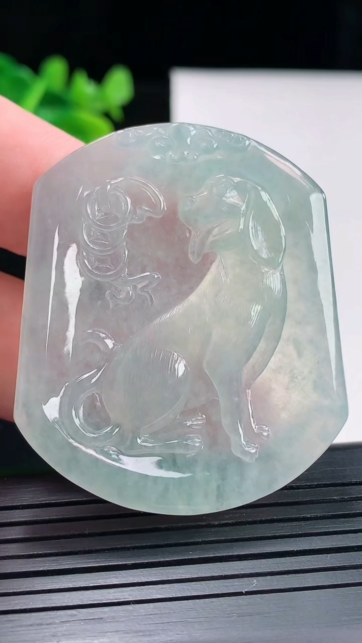 天然A货翡翠生肖狗吊坠，尺寸49-41-4.6重量:23.59g
4月27日