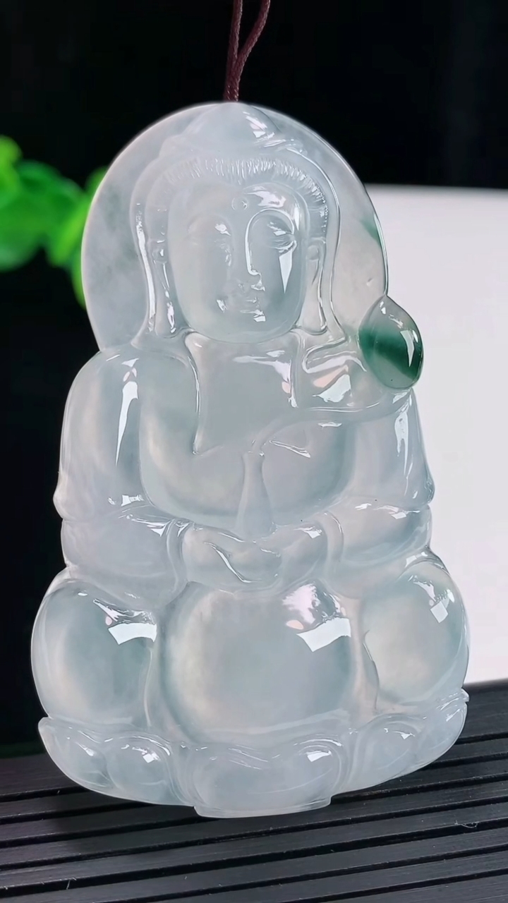 天然A货翡翠种飘花正装观音吊坠，尺寸70.5-43-5重量:32.02g
4月27日