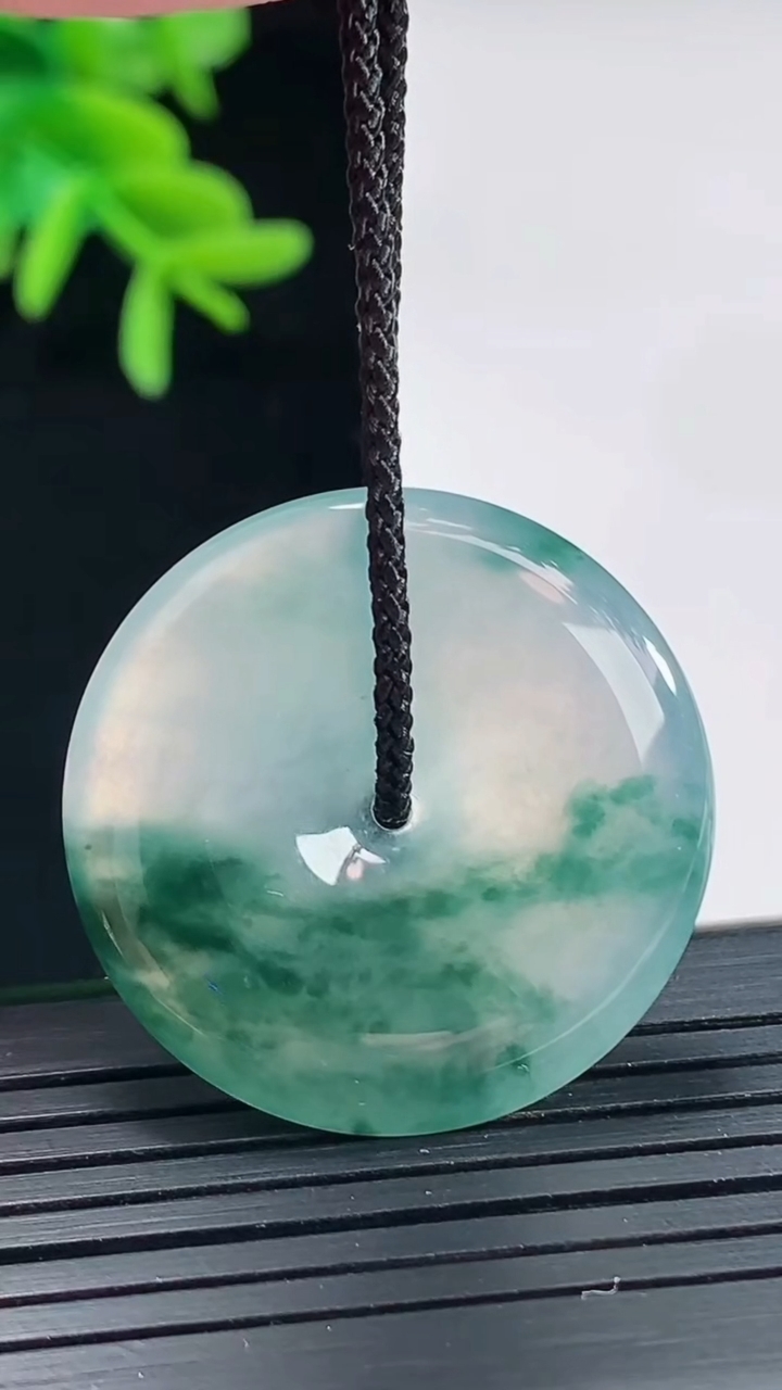 天然A货翡翠冰种飘花平安扣吊坠，尺寸29.5-5重量:8.59g
4月27日