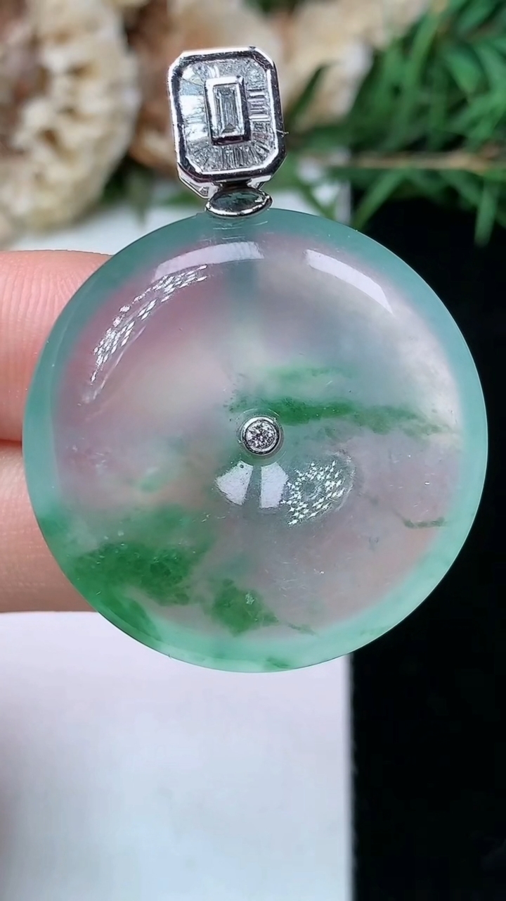 天然A货翡翠飘花平安扣吊坠，尺寸29.8-6.7，重量:13.27g
4月27日