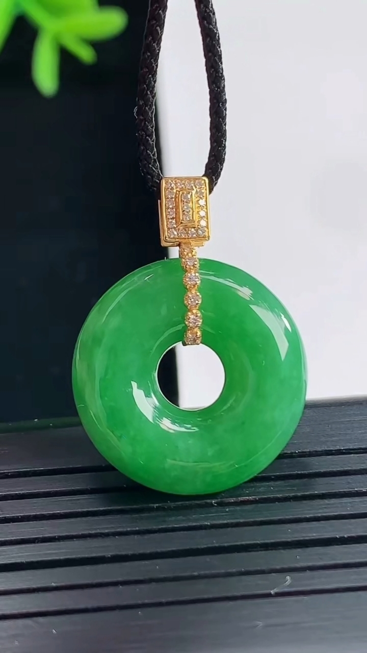 天然A货翡翠平安环吊坠，尺寸20.6-6重量:5.55g
4月27日