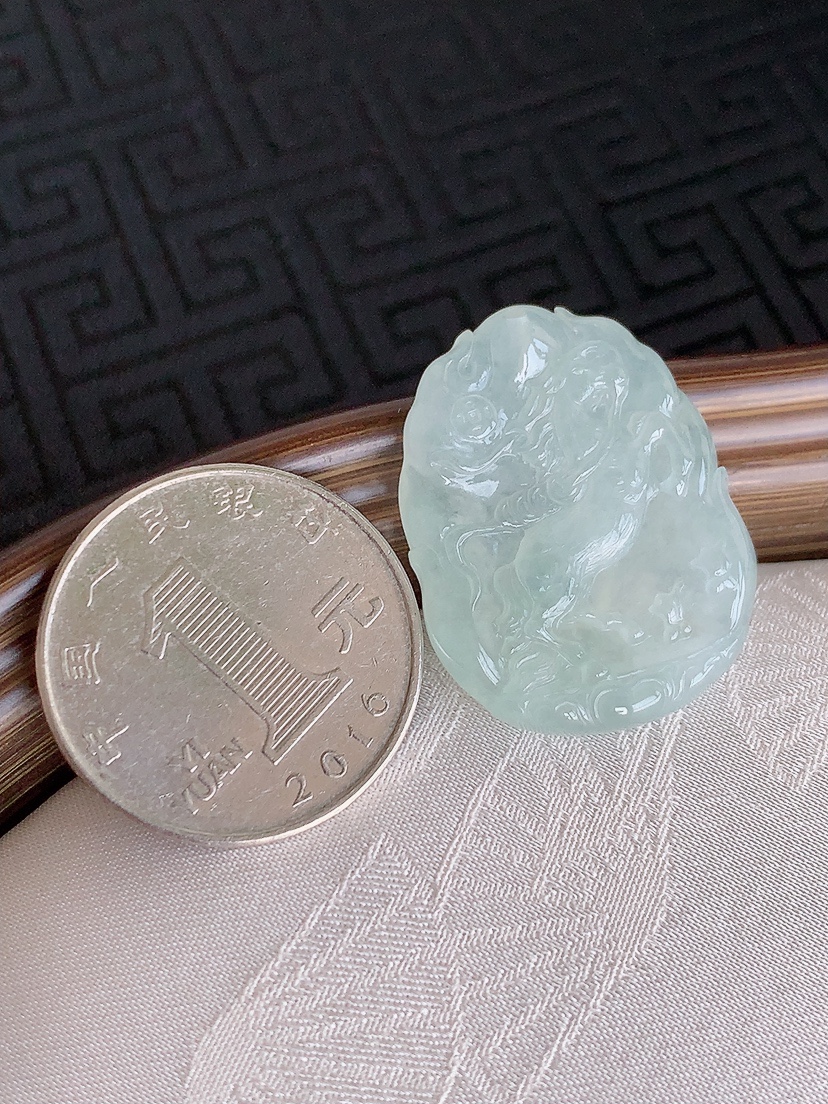 天然A货翡翠晴水生肖马马上有钱吊坠 
尺寸29.2-22.3-5mm 重量7.38g 0426