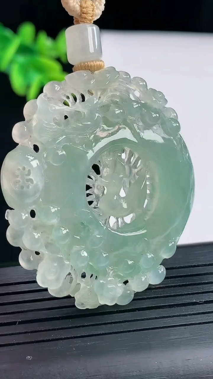 天然A货翡翠喜上眉梢吊坠，尺寸45.6-41.6-7.8重量:25.94g
4月27日