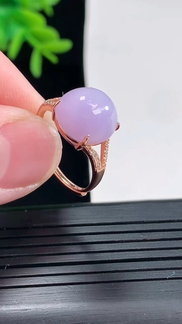 天然A货翡翠925银紫罗兰蛋面戒指，尺寸12-11-7.5重量:2.76g2026年4月27日
工厂直销收藏佳品,种好水足，色泽均匀，有种有色，上手高大气！