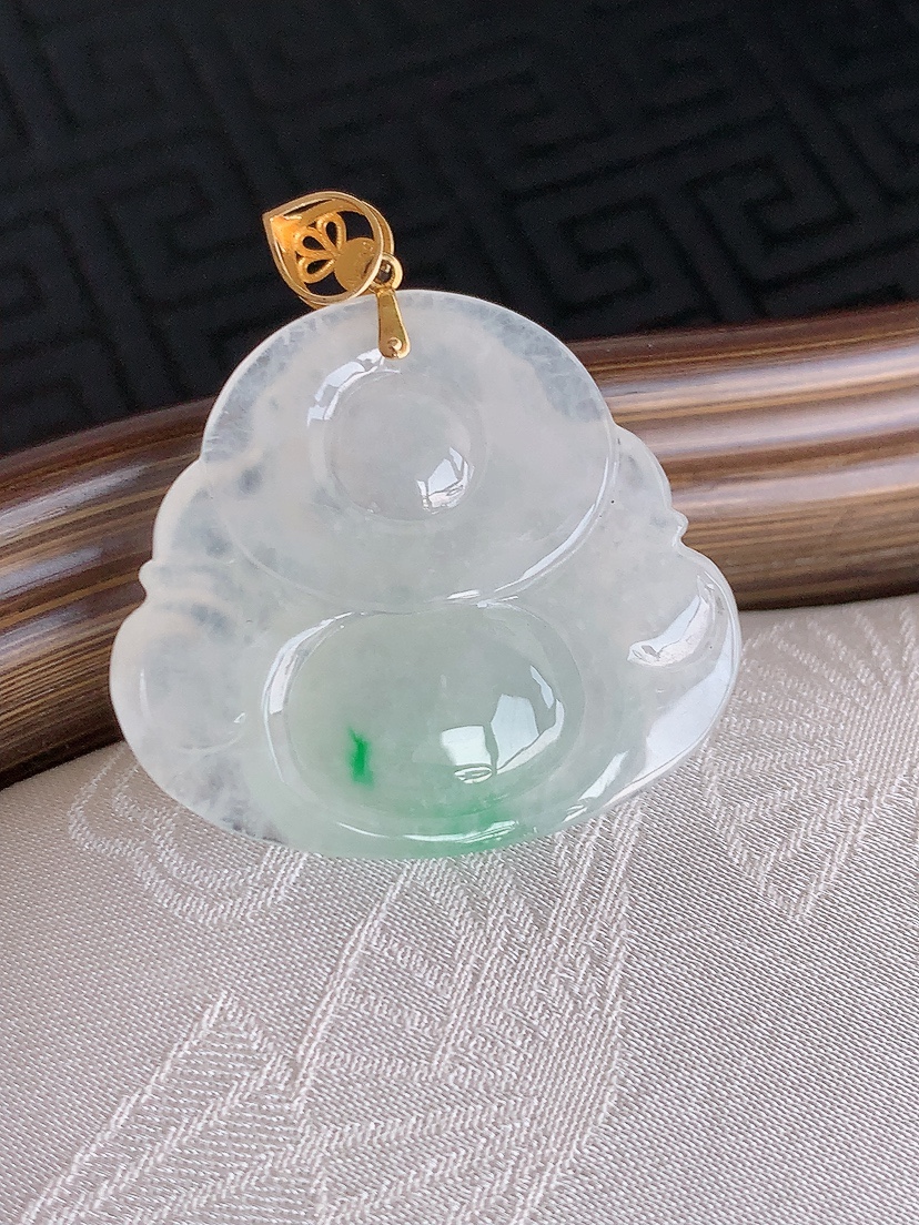 天然A货翡翠18K金扣头飘阳绿佛公吊坠 
尺寸26.4-29.6-6.8mm 重量9.00g 0426
