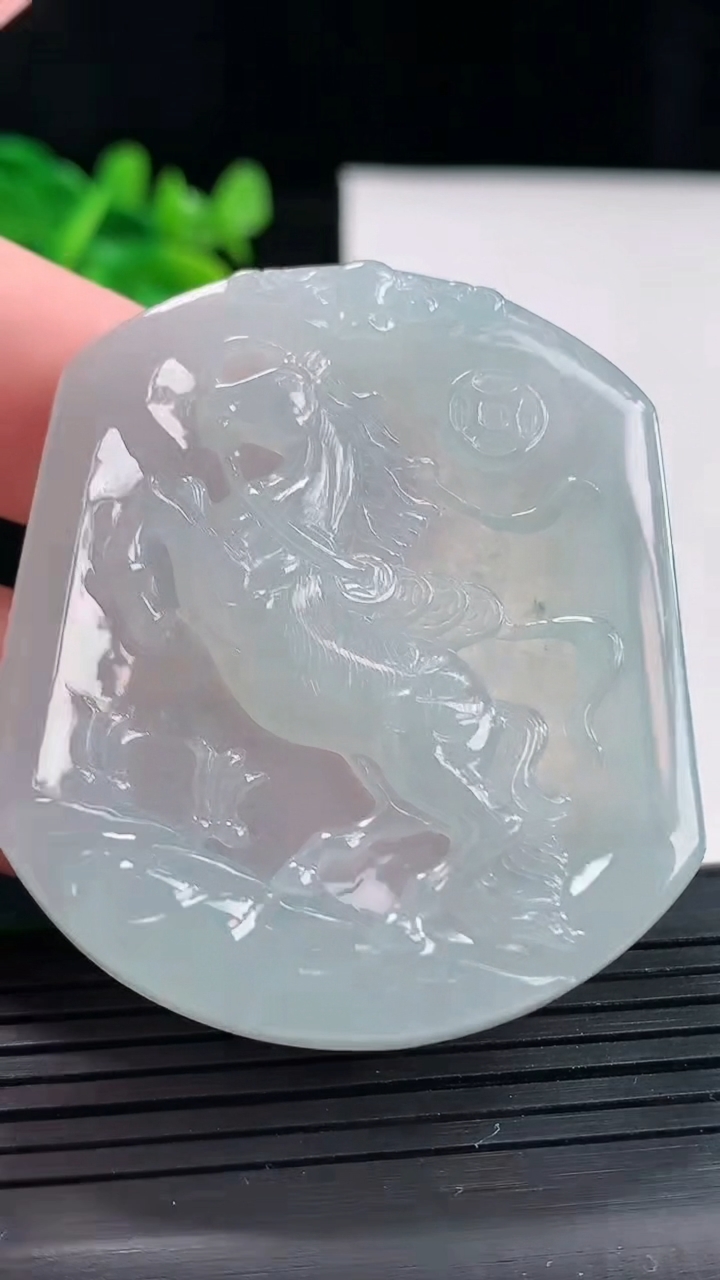 天然A货翡翠生肖马吊坠，尺寸52-43.5-5.8重量:28.30g
4月27日