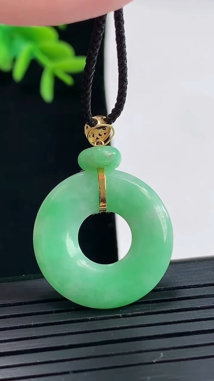 天然A货翡翠平安环吊坠，尺寸24-3.5重量:4.22g
4月27日