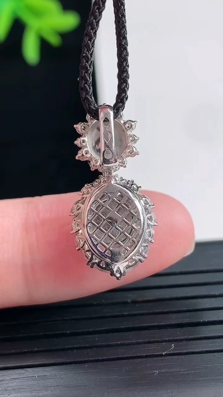 天然A货翡翠蛋面吊坠，尺寸23-11-7.6，裸石6-5.5重量:2.74g
4月27日