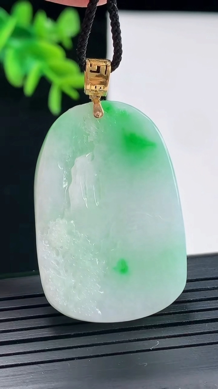 天然A货翡翠山水牌吊坠，尺寸38.5-26.8-8.6重量:16.89g
4月27日