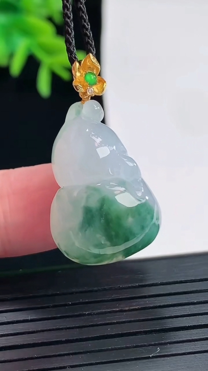 天然A货翡翠18k金飘花葫芦吊坠，尺寸25.5-18-12.5重量:9.82g
4月27日