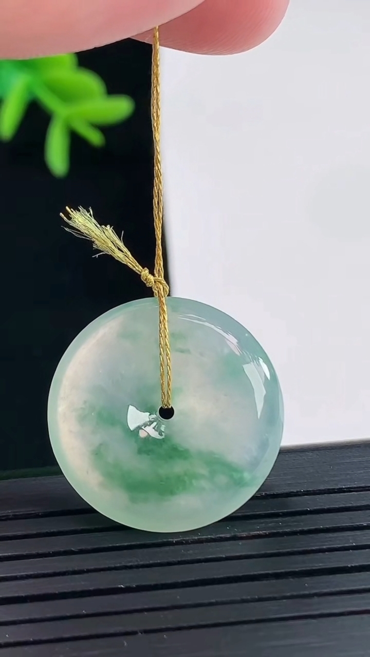 天然A货翡翠冰种飘花平安扣吊坠，尺寸23-4.5重量:5.00g
4月27日