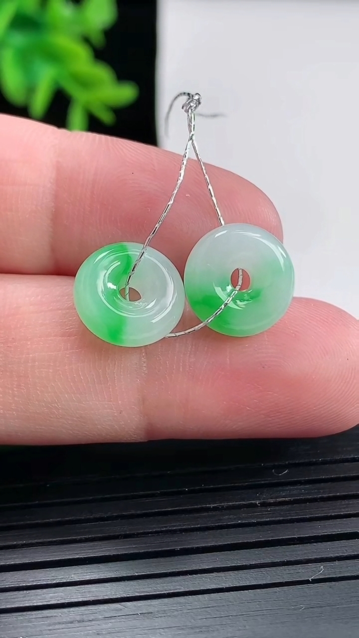 天然A货翡翠平安扣吊坠一对，尺寸12-3.8重量:2.33g
4月27日