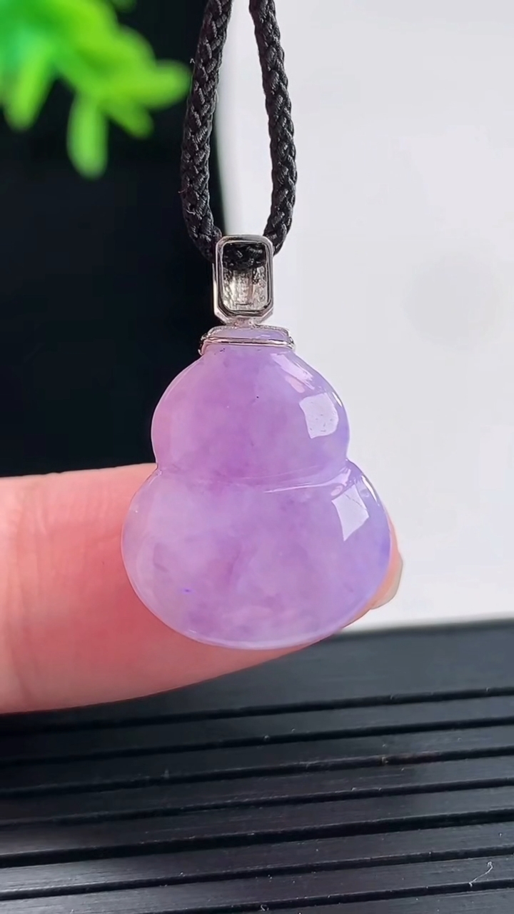 天然A货翡翠18k金紫罗兰葫芦吊坠，尺寸18-15.5-8.8重量:4.07g
4月27日
