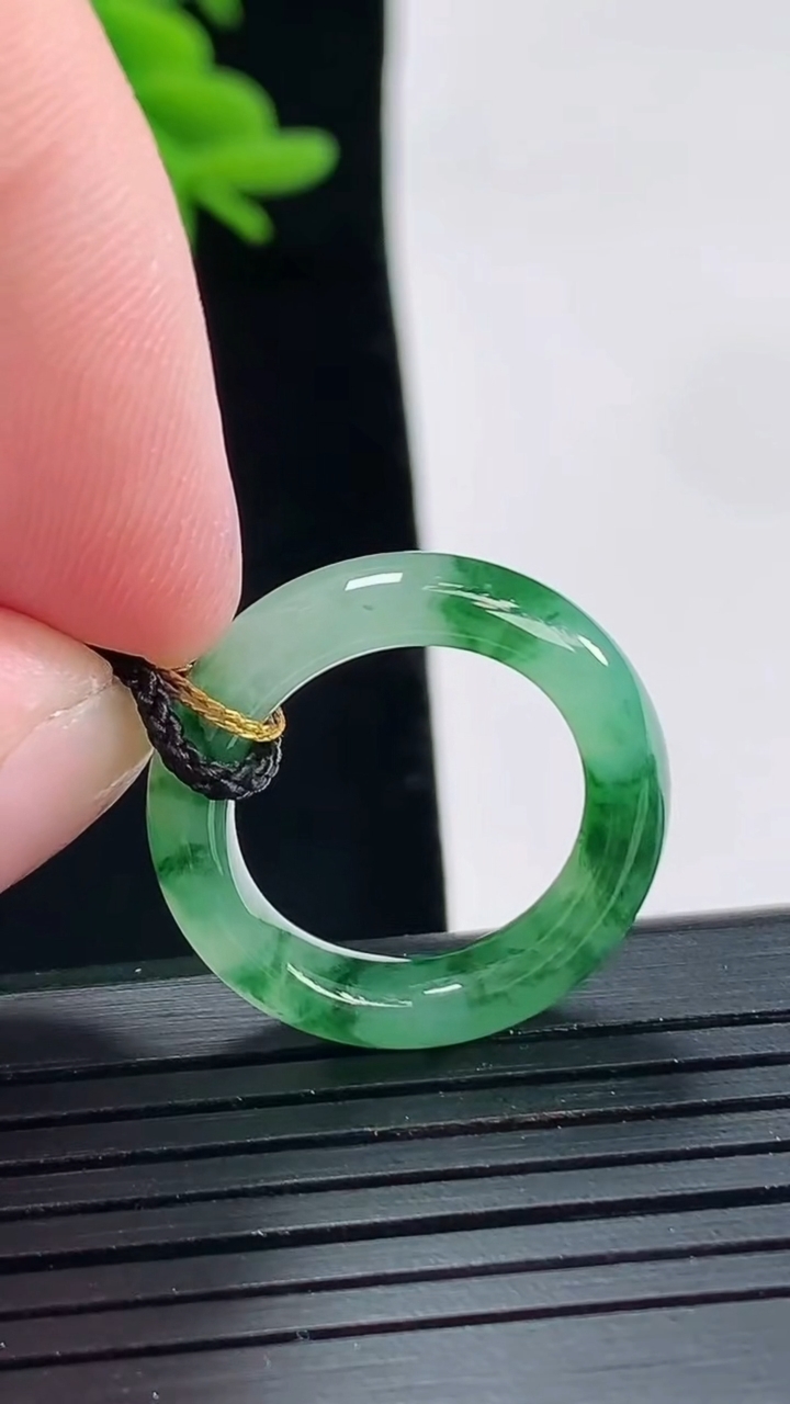 天然A货翡翠飘花玉指环 戒指，尺寸15-5.2-3.5重量:3.25g2026年4月27日
工厂直销收藏佳品,种好水足，色泽均匀，有种有色，上手高大气！