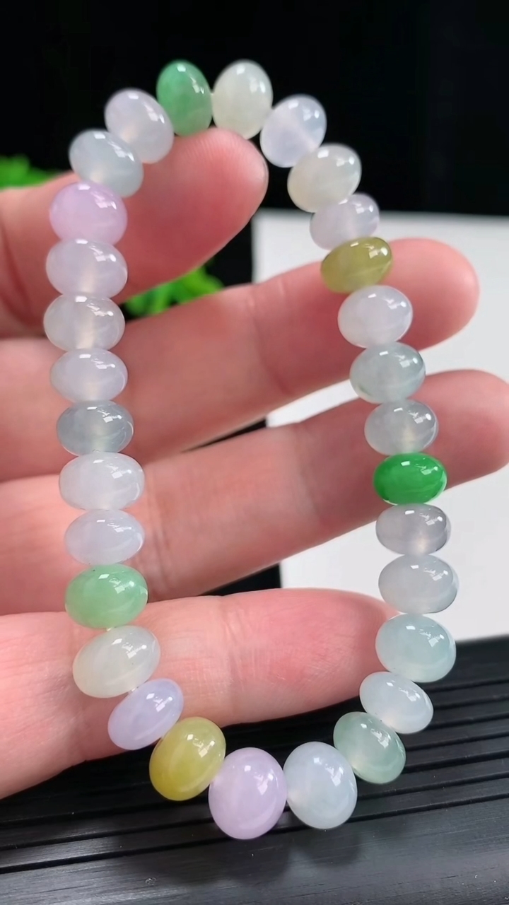 天然A货翡翠三彩算盘珠手串，尺寸8.6-6重量:24.18g4月27日
工厂直销收藏佳品,种好水足，色泽均匀，有种有色，上手高大气！