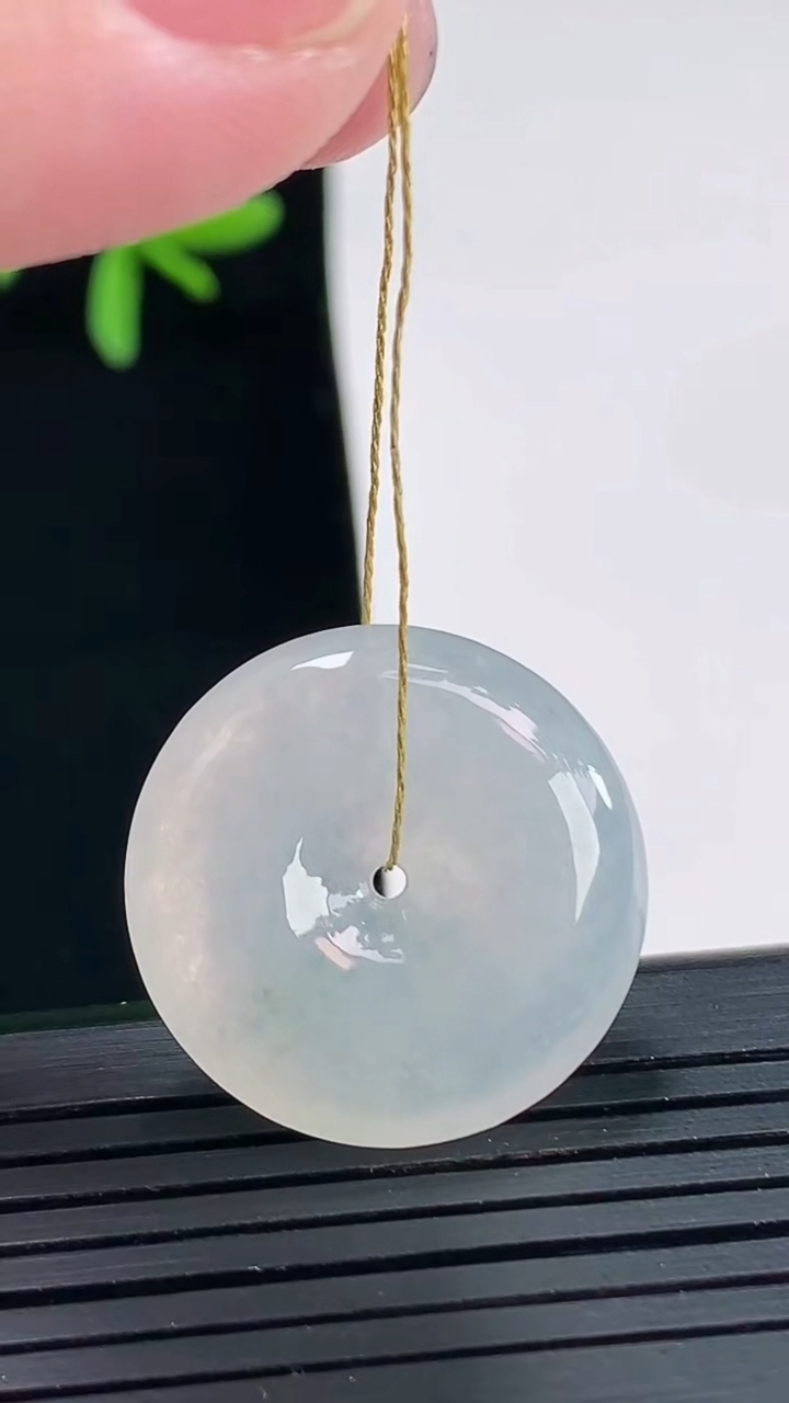 天然A货翡翠飘花平安扣吊坠，尺寸23-5.5重量:6.26g
4月27日