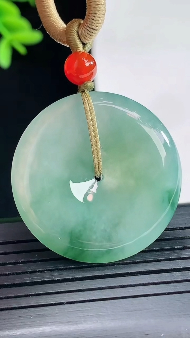 天然A货翡翠飘花平安扣吊坠，尺寸32.6-5.8重量:17.36g
4月27日