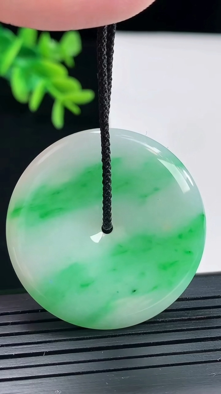 天然A货翡翠平安扣吊坠，尺寸38-5.2重量:16.50g
4月27日