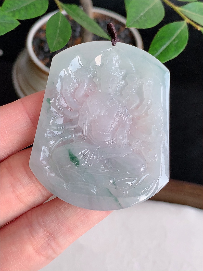 天然A货翡翠飘花一刀切千手观音吊坠 
尺寸51.5-41-6.2mm 重量27.86g 0426
