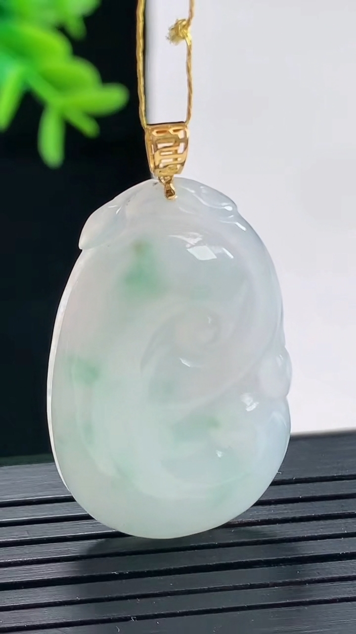 天然A货翡翠18k金飘花如意吊坠，尺寸33.6-22-5.2重量:7.99g
4月27日